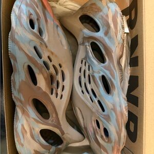 adidas Yeezy Foam RNNR ‘MX Sand Grey’